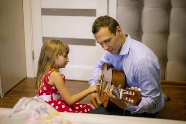 Hija Pequeña Con Papá Tocando Guitarra — Foto de Stock
