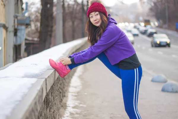 Спортивная Азиатка Шляпе Спортивном Костюме Бежит Мосту Городе Здоровый Образ — стоковое фото