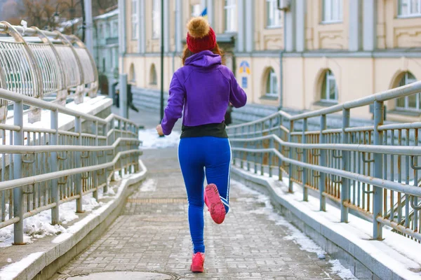 Спортивная Азиатка Шляпе Спортивном Костюме Бежит Мосту Городе Здоровый Образ — стоковое фото