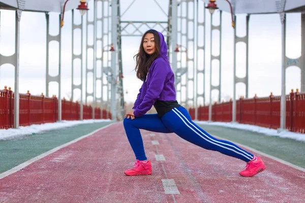Atletische Aziatisch Meisje Een Hoed Trainingspak Draait Een Brug Stad — Stockfoto