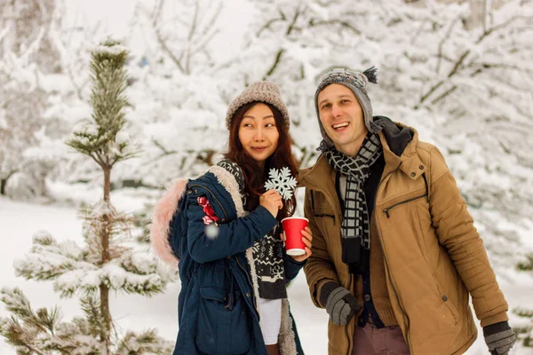 Belo Casal Internacional Segurando Flocos Neve Sorrindo Parque Inverno Neve — Fotografia de Stock