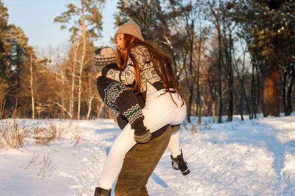 Belo Casal Internacional Segurando Flocos Neve Sorrindo Parque Inverno Neve — Fotografia de Stock