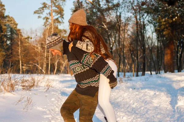 美丽的国际情侣拿着雪花 微笑着在公园里的冬天在雪地上 — 图库照片
