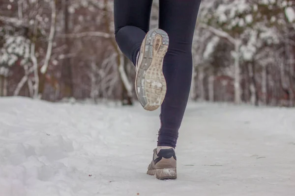 冬季运动在树林里的新鲜空气中 雪上运动鞋特写镜头 — 图库照片