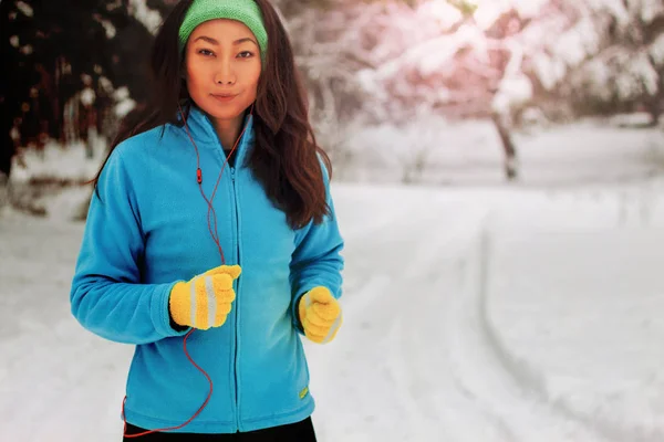 Une Belle Asiatique Survêtement Court Avec Sourire Dans Parc Hiver — Photo