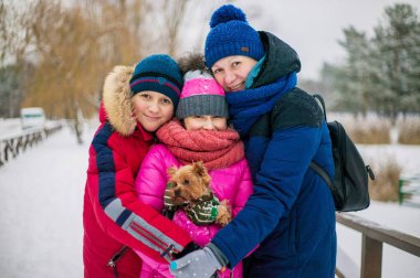 Kışın kar Park ile Çocuk oyun.
