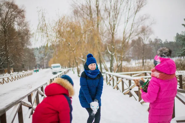 Gyermekek Játszanak Parkban Télen — Stock Fotó