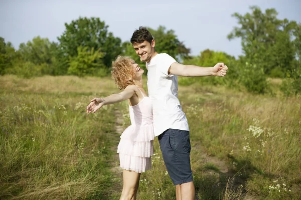 Joven Pareja Amante Disfrutando Naturaleza Tomados Mano Caminando Por Campo — Foto de Stock