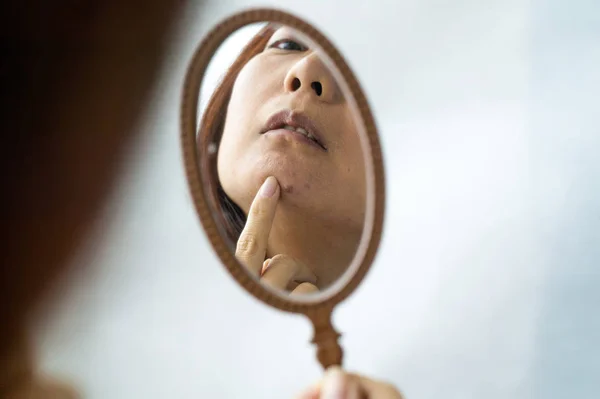 Gadis Itu Memegang Cermin Kecil Depannya Dan Memeriksa Kulit Wajahnya — Stok Foto