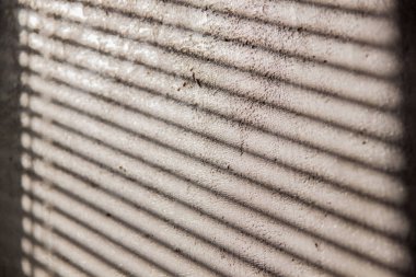 Güneşlikler beton duvardan bir gölge ile ilginç arka plan.