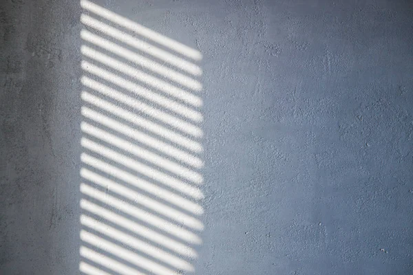 Interesante Fondo Abstracto Con Una Sombra Pared Hormigón Las Persianas — Foto de Stock
