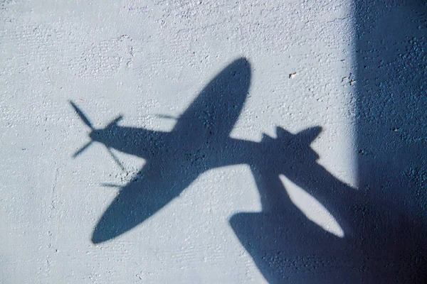 Ciekawe Tło Cienia Ścianie Betonowej Rolety Ręką Trzyma Samolot Istnieje — Zdjęcie stockowe