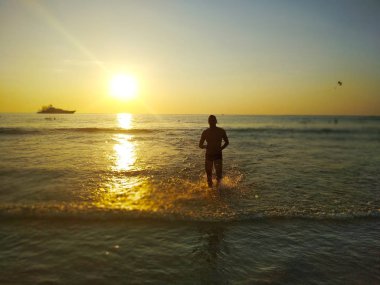 Deniz manzarası ve deniz üzerinde muhteşem bir gün batımı..