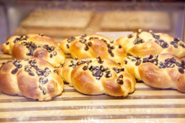 Pişmiş eşya. Lezzetli ürünler penceresi ekranda pişmiş taze yakın çekim.