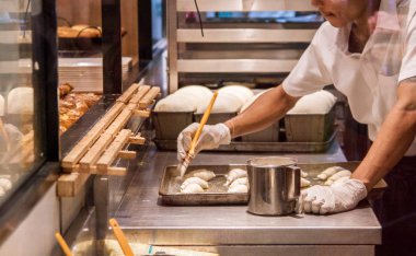 Şefin tatlıyı hazırlarken kafenin vitrinine bakın. .