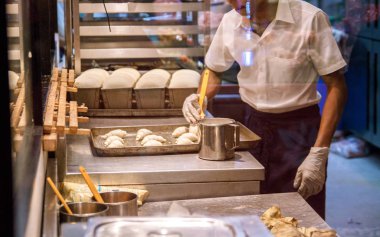 Şefin tatlıyı hazırlarken kafenin vitrinine bakın. .