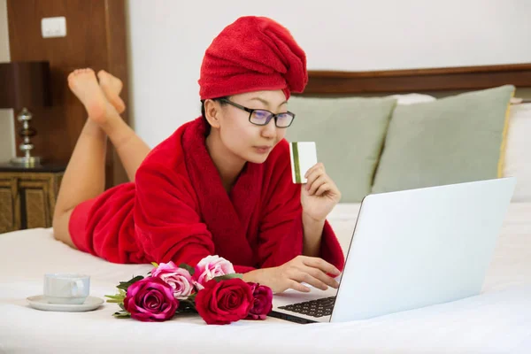 Wesoły Kobieta Zakupy Online Karty Kredytowej Laptopa Łóżku — Zdjęcie stockowe