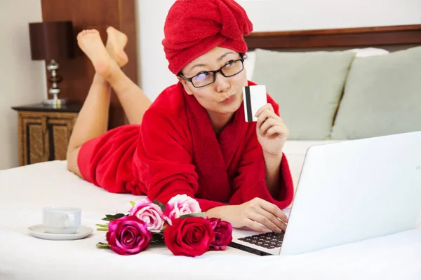 Vrolijke Vrouw Winkelen Online Met Credit Card Laptopcomputer Een Bed — Stockfoto