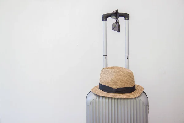 银色手提箱和海滩帽子查出在白色背景 旅游理念 — 图库照片