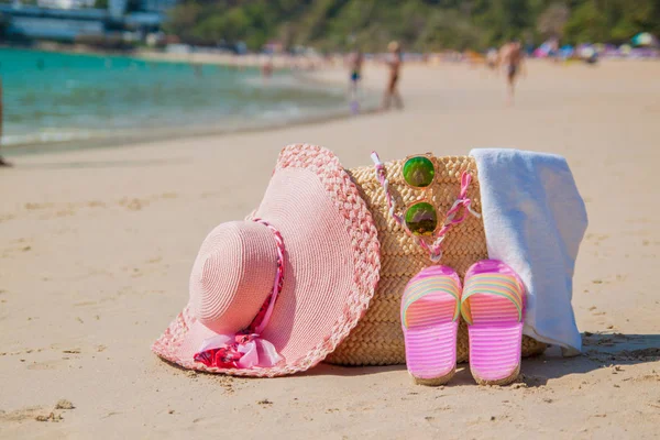 Acessórios Praia Bolsa Chapéu Palha Óculos Sol Praia Branca Conceito — Fotografia de Stock