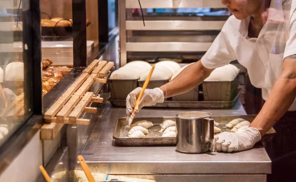 Şefin tatlıyı hazırlarken kafenin vitrinine bakın. .