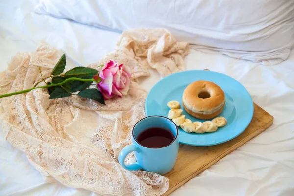 Завтрак Отеле Булочки Чай Букет Цветов Постели — стоковое фото