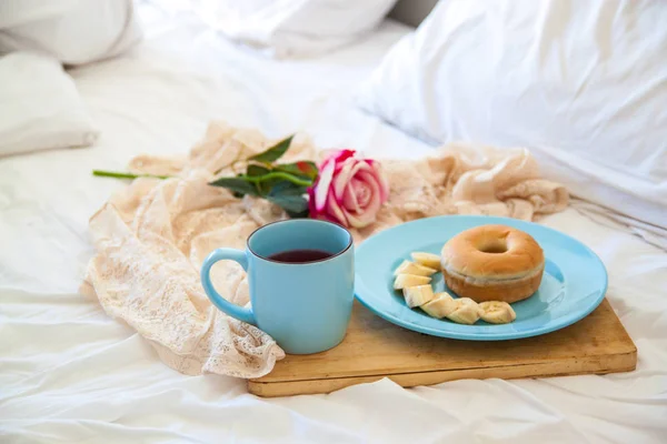 Завтрак Отеле Булочки Чай Букет Цветов Постели — стоковое фото