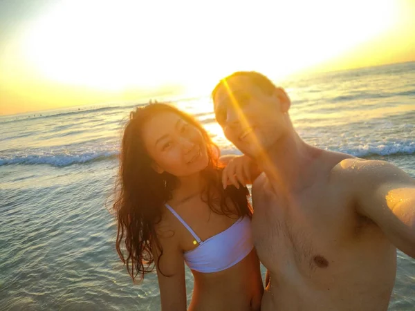 Romantyczna Para Młoda Białej Plaży Zachodzie Słońca — Zdjęcie stockowe