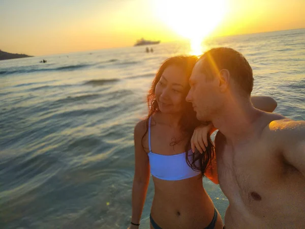 Romantico Giovane Coppia Bianco Sulla Spiaggia Tramonto — Foto Stock