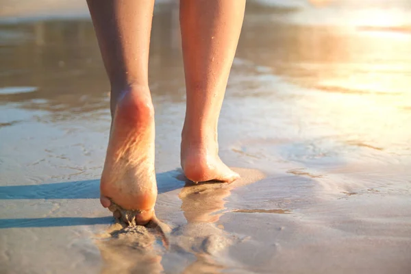 Piernas Mujer Caminando Sobre Arena Playa — Foto de Stock