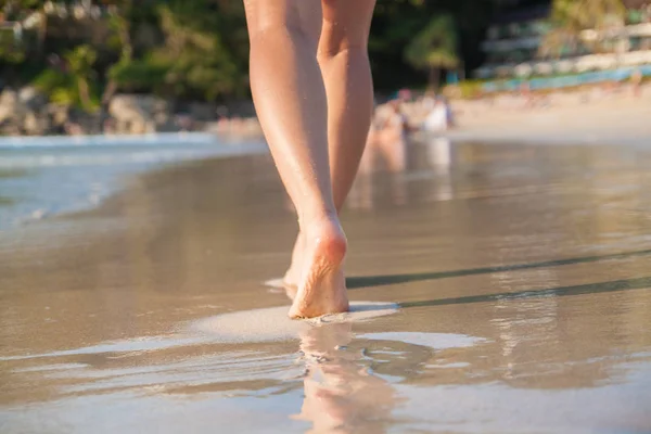 Nogi Kobieta Spaceru Piaszczystej Plaży — Zdjęcie stockowe