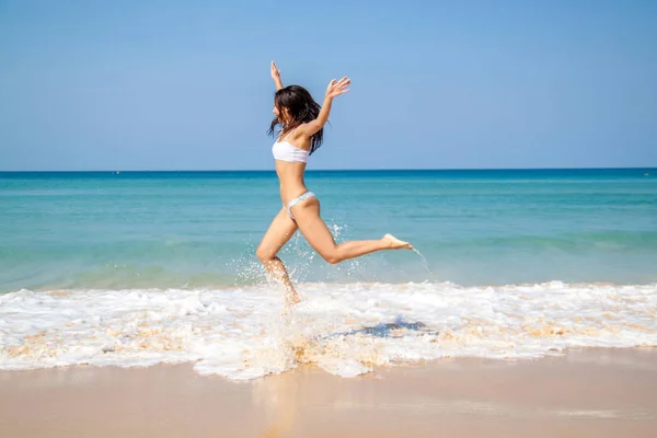 Feliz Mulher Asiática Pulando Praia Tropical Expressando Sua Liberdade — Fotografia de Stock