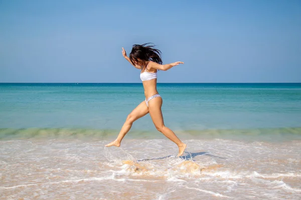 Glücklich Asiatische Frau Springen Tropischen Strand Ausdruck Ihrer Freiheit — Stockfoto