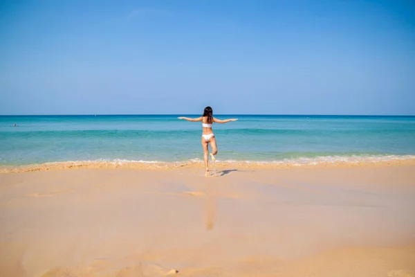 Glücklich Asiatische Frau Springen Tropischen Strand Ausdruck Ihrer Freiheit — Stockfoto
