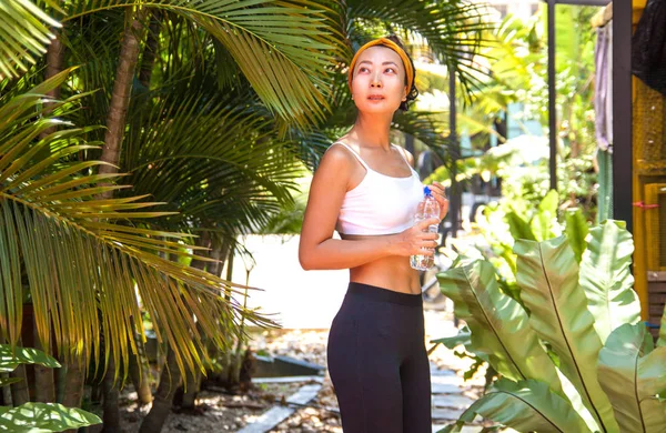 Junge Asiatische Sportlerin Trinkt Wasser Nach Ihren Morgendlichen Übungen Und — Stockfoto