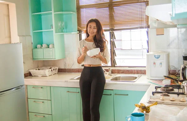 Hermosa Mujer Asiática Feliz Cocina Cocina — Foto de Stock