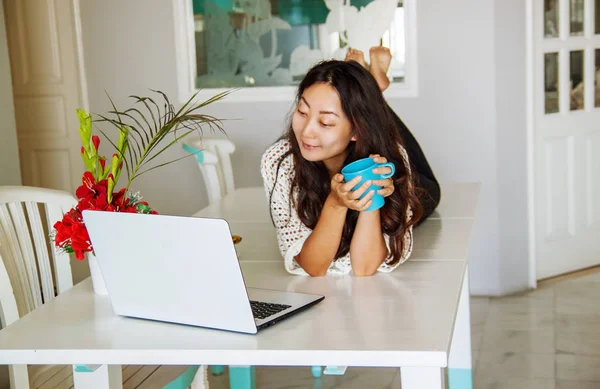 Jonge Aziatische Vrouw Zitten Aan Tafel Werkt Door Computer Thuis — Stockfoto