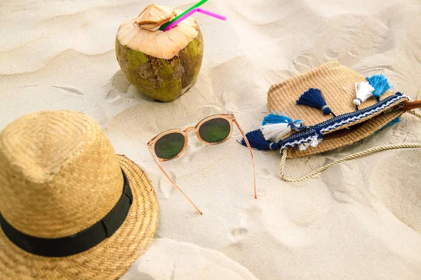 Słomkowy Kapelusz Olej Kokosowy Słońce Okulary Tropikalnej Plaży — Zdjęcie stockowe
