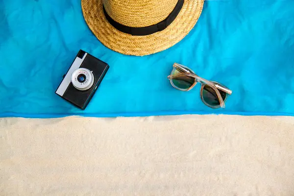 Cappello Paglia Macchina Fotografica Occhiali Sole Una Spiaggia Tropicale Con — Foto Stock