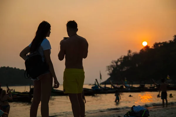 Coppia Sulla Spiaggia Vacanze Estive Uomo Donna Scattare Foto Tramonto — Foto Stock