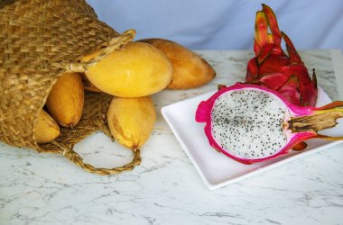 Mango, ejderha, kireç, papaya gibi birkaç farklı meyve kümesi.