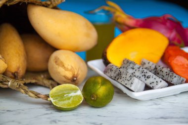 Mango, ejderha, kireç, papaya gibi birkaç farklı meyve kümesi.