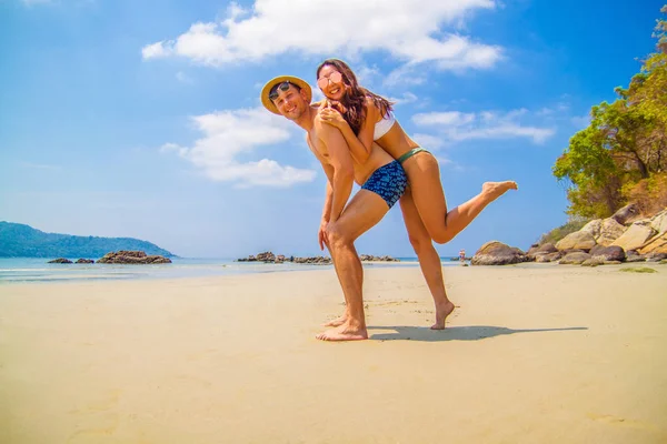 Szczęśliwa Para Miłości Letnie Wakacje Plaży Radosna Dziewczyna Azjatyckich Piggybacking — Zdjęcie stockowe