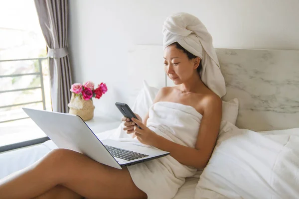 Jonge Aziatische Mooie Vrouw Werk Winh Laptop Verblijf Bed Vroeg — Stockfoto