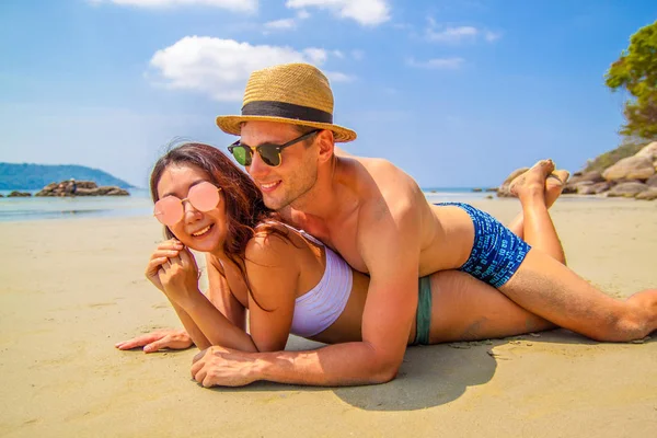 Coppia Felice Innamorata Durante Vacanze Estive Mare Gioioso Asiatico Ragazza — Foto Stock