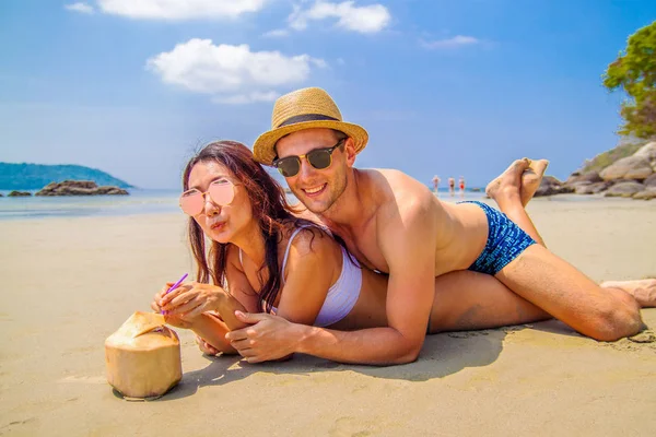 Szczęśliwa Para Miłości Letnie Wakacje Plaży Radosna Dziewczyna Azjatyckich Piggybacking — Zdjęcie stockowe
