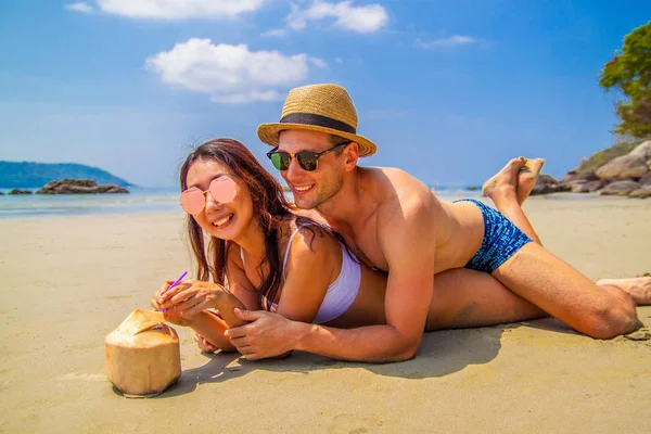 Coppia Felice Innamorata Durante Vacanze Estive Mare Gioioso Asiatico Ragazza — Foto Stock