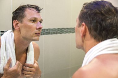 seksi yakışıklı genç tıraş ve kendisi de aynaya bakıyorum.