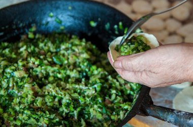 Geleneksel Çin köfte. Et ve yeşillikler ile ev yapımı köfte pişirme.
