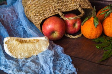 Birçok farklı egzotik meyve arka plan. Sağlıklı gıdalar, ananas, Mango, elma, mandalina.